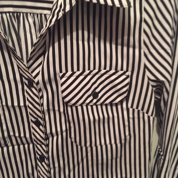 Two linear shirts with collars - Picture 3 of 5
